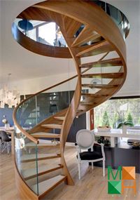 Cầu thang gỗ xoắn lan can kính cho biệt thự 